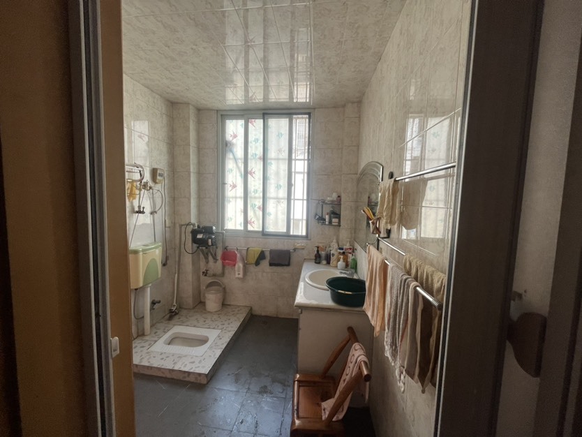 捡漏，武商旁边，精装大四房136平，有证，一口价25万