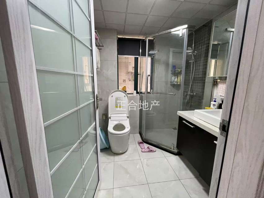 房东诚心出售，新城壹号，精装两房，成色新，电梯好楼层，可谈