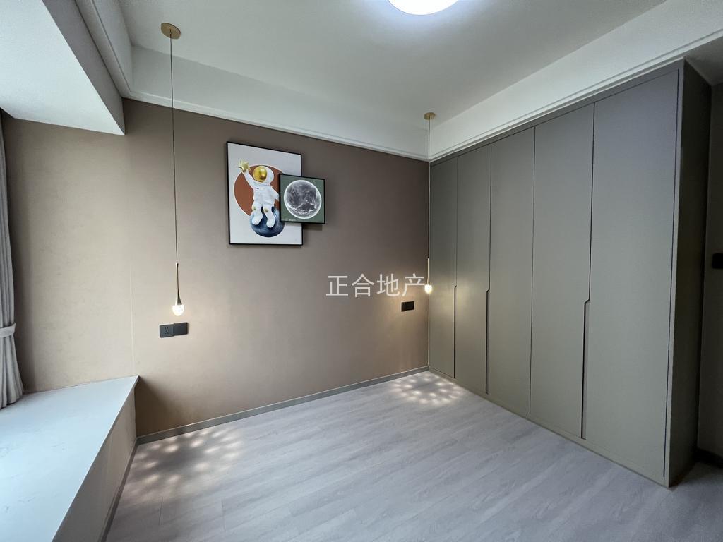 降价了，武商附近，电梯好楼层12楼，精装3房2厅，全新装修，诚心出售，满五