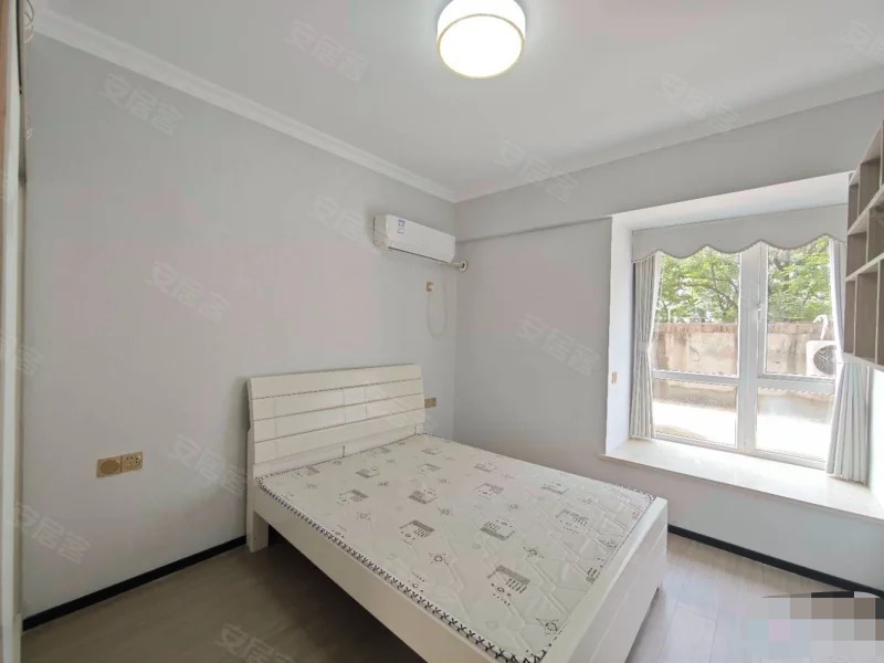 新二中旁，森林国际，电梯边户，装修成色新，带个露台，房东诚心出售！