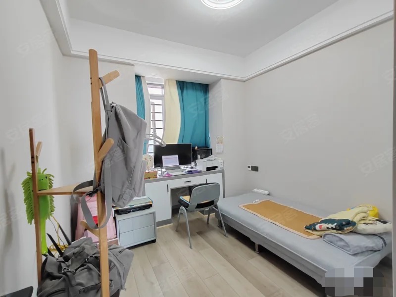 业主诚心出售，城南，新沔中旁，全新精装三房，单价4600，送车位，边户双阳台