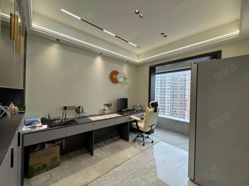 仙桃三中附近，精装大四房两卫，好楼层，全屋品牌家具家电，证满二，拎包入住