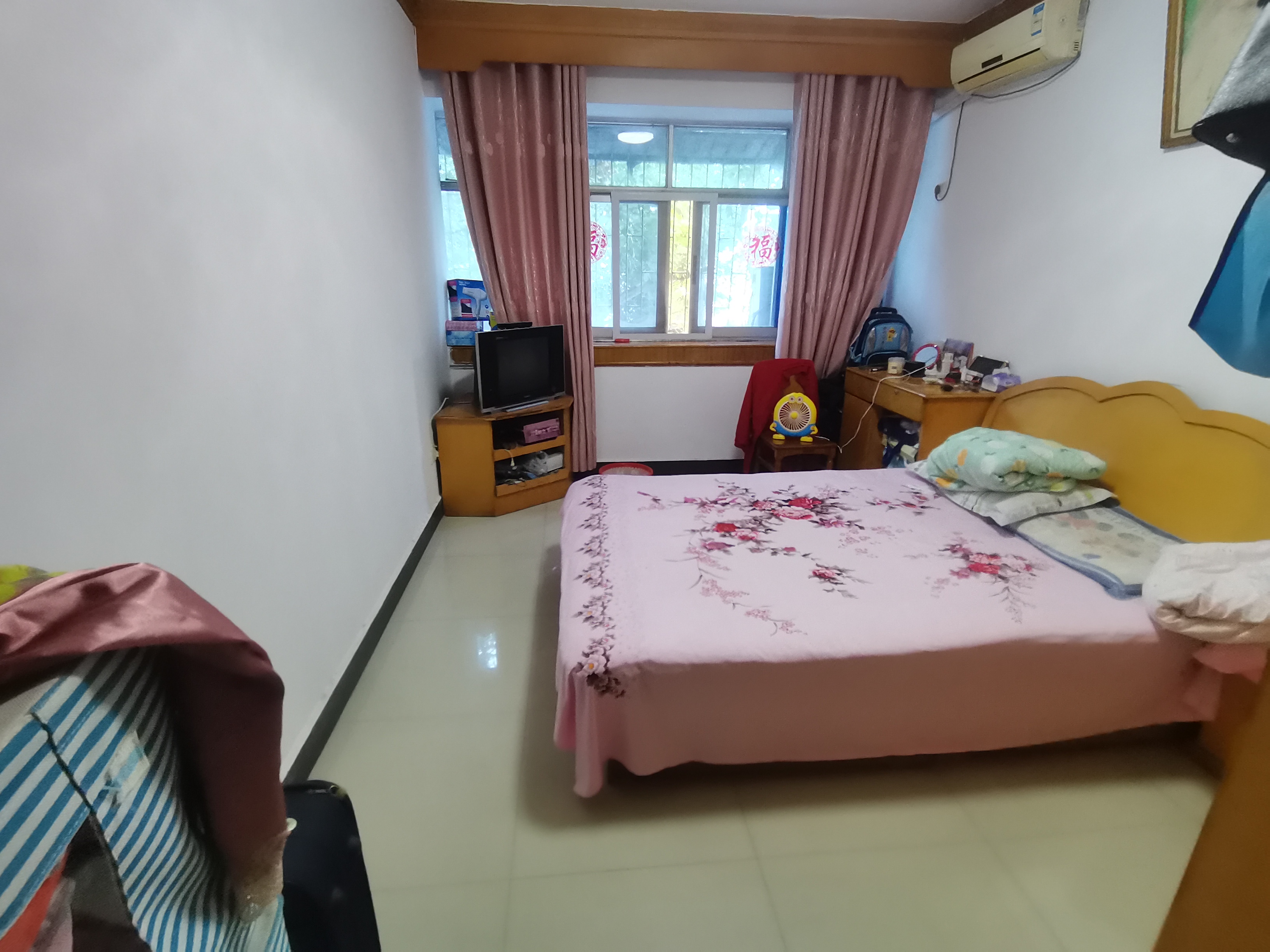 商城旁一招宿舍.出门就是學笑.证件在手满二.看房方便