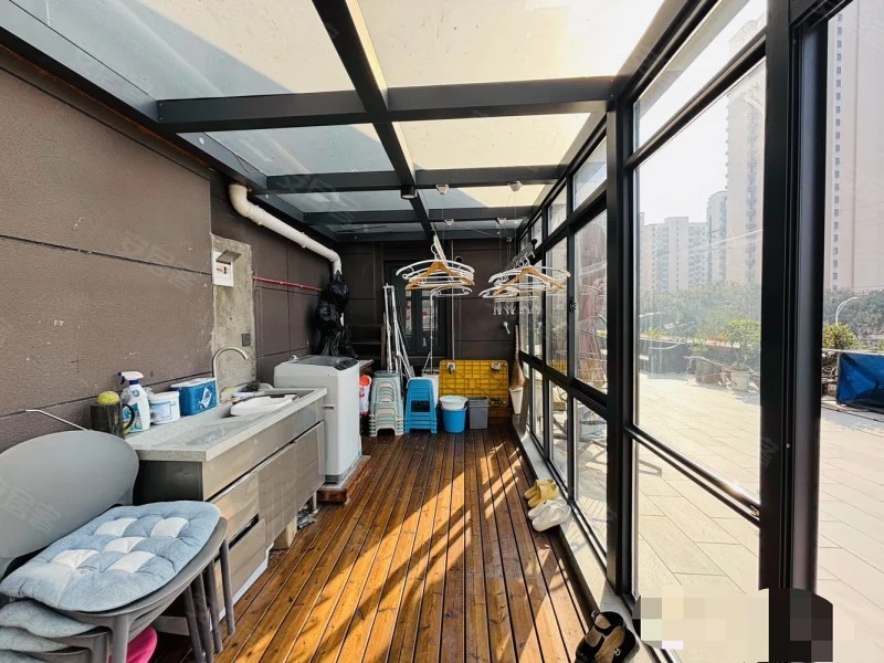 吾悦旁，蓝天新城，送200平大露台❗️送车位​，精装三房两卫，全屋品牌家具家电，成色9.9新，全屋暖气片，证满二