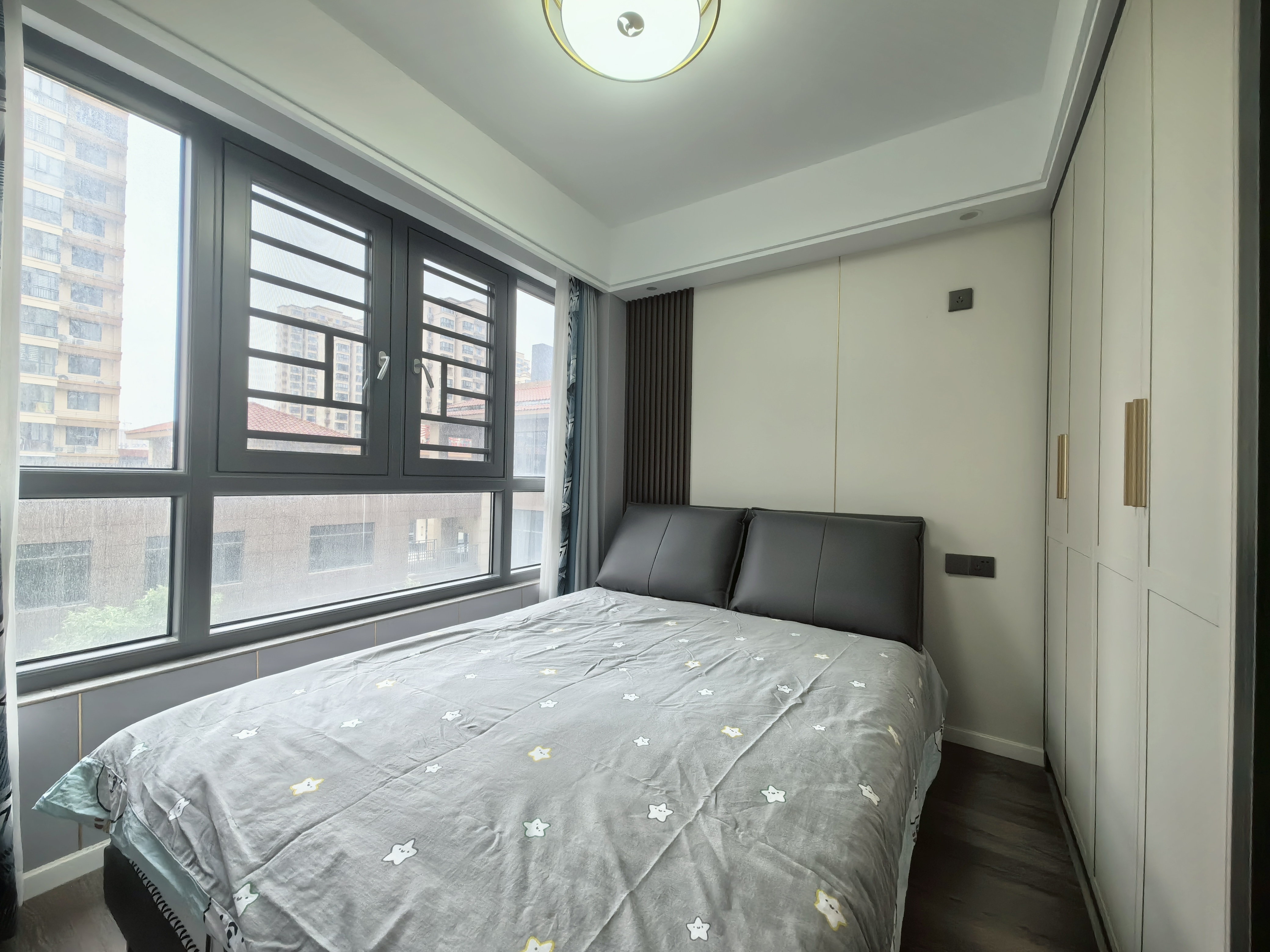 荣怀极地世家.电梯小高层一梯一户.精装四房..证件满二.看房方便