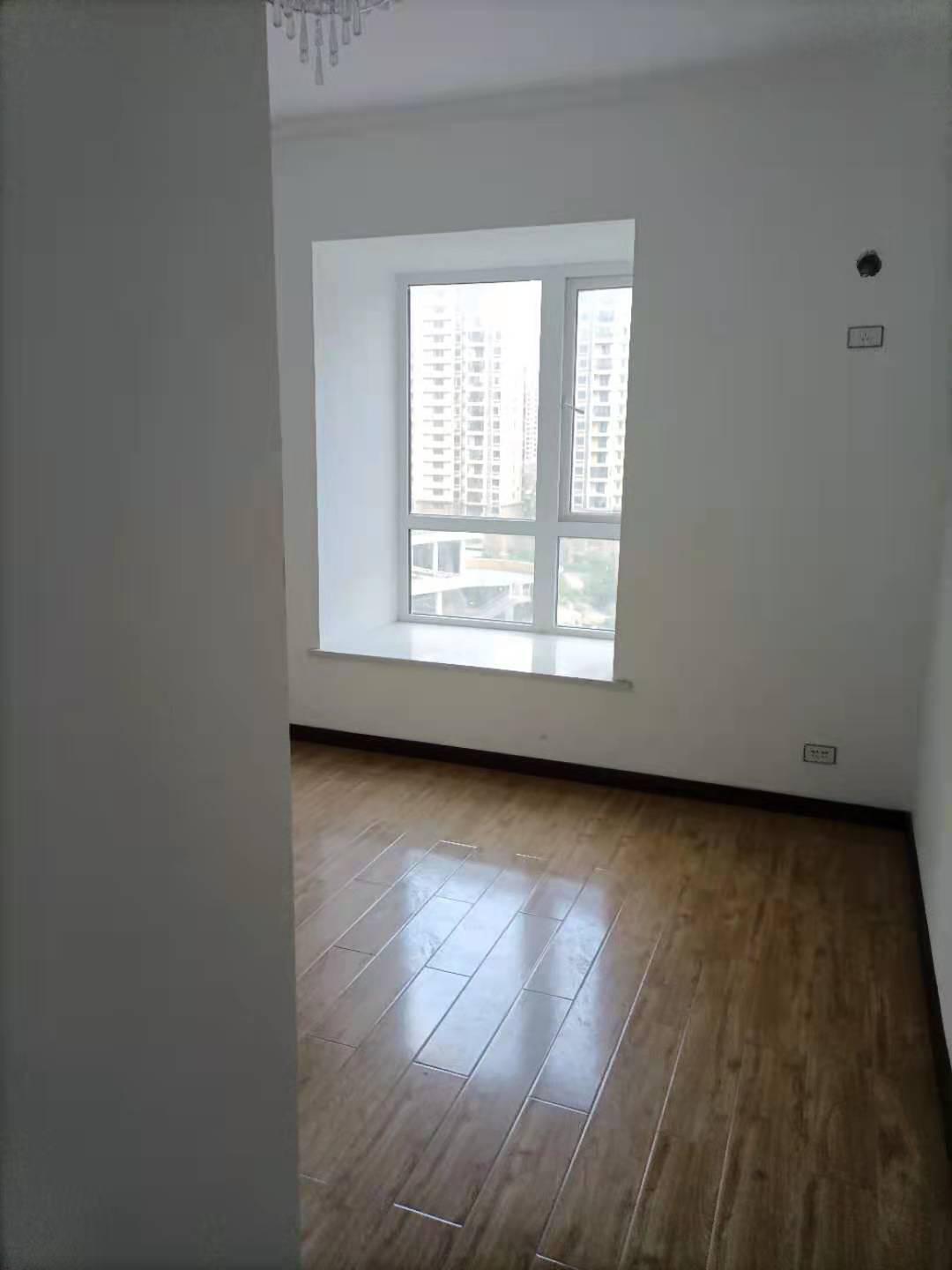 硬装装好了。证10月份满两年。可配合满