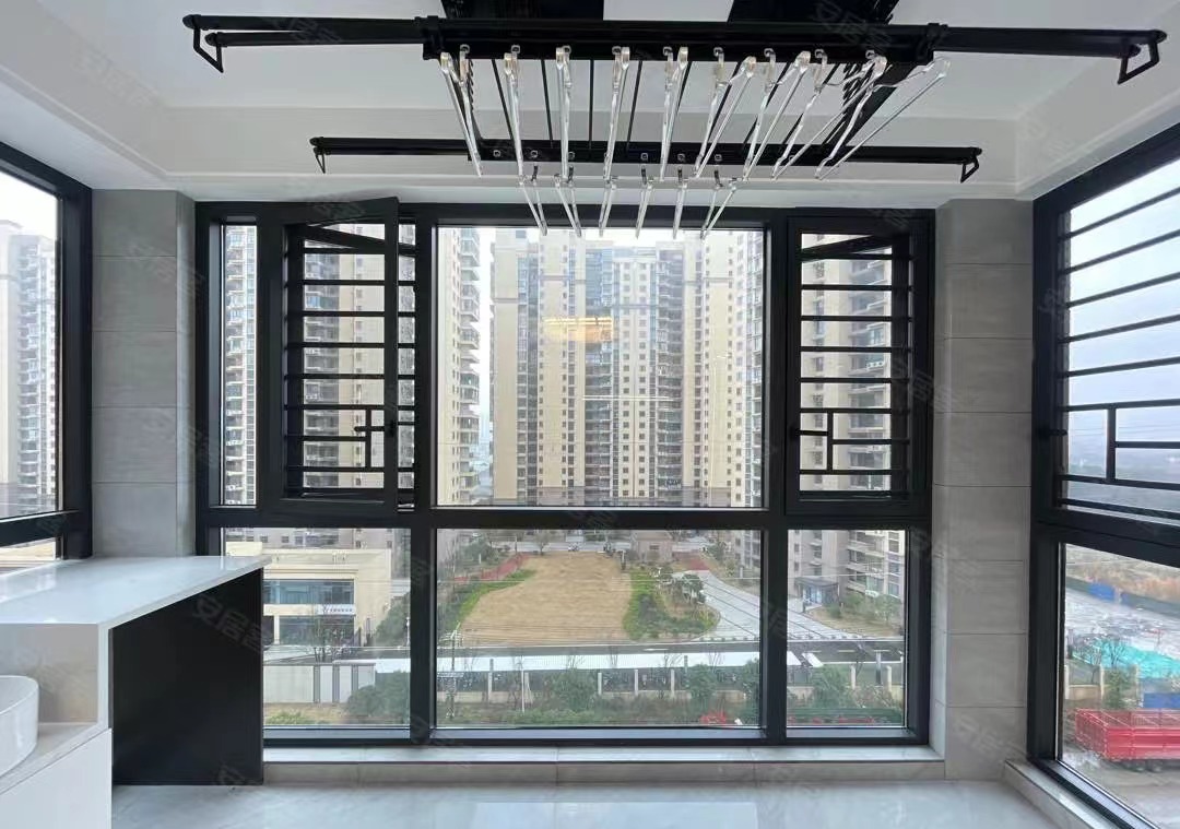 75，降价了，电梯小高层，全新精装3房，前后无遮挡，采光视野好，婚房必选！