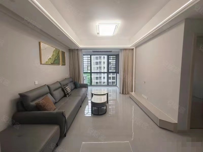 亏本出。风和日丽，全新装修，精装三房，两证齐全， 下楼就是实验xiao学和新三中，