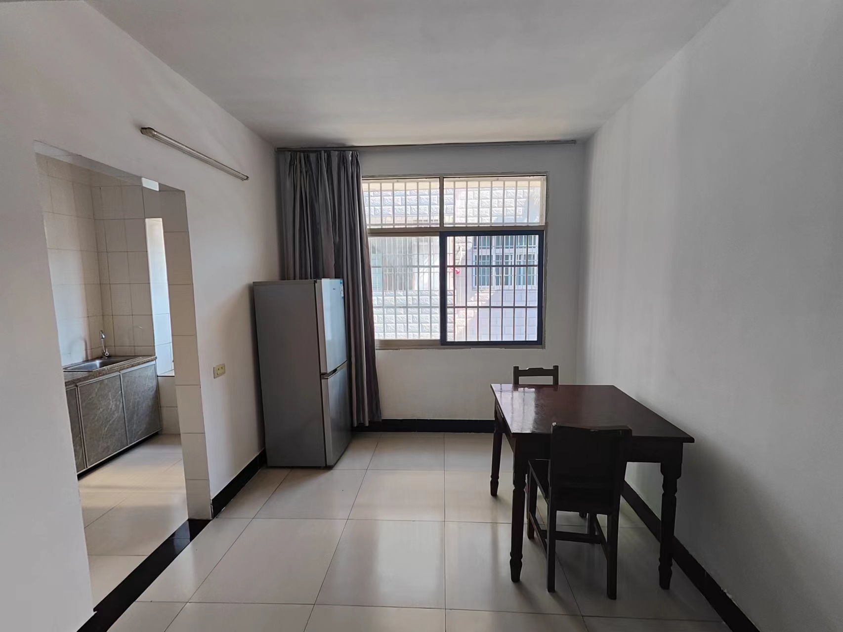 复州花园北门附近私房，四百平，搞么家都方便的吓人，上实验二小近的很，出门就是农贸