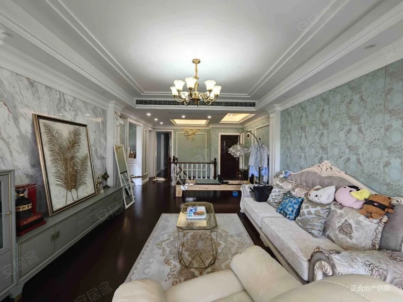 房东诚心出售，绿地香格里拉，一二楼复式​带花园洋房，有车位，