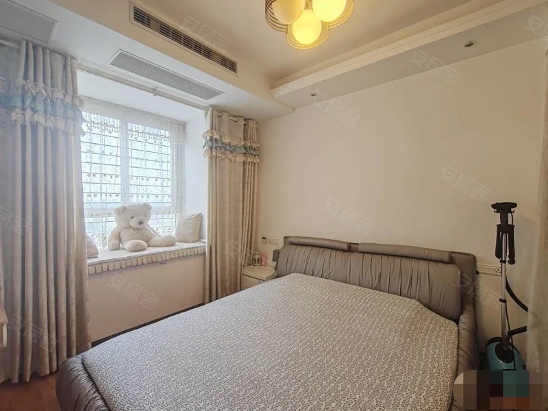 城南，新三中附近，精装三房，全屋中央空调，南北通透，电梯小高层，证满二，成色新