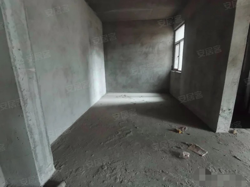 305，捡漏！捡漏！单价4700，沔阳公馆，中间楼层，两梯三户，证件满二