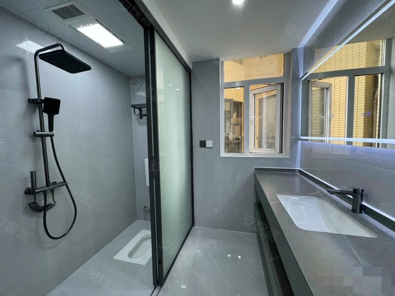 仙桃一中对面，和合国际五期，人车分流，全新装修，直接拎包入住，老证