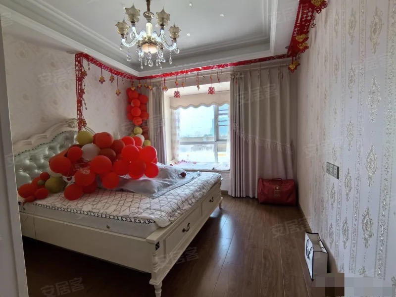 城南元泰未来城，三中门口，带大露台和阳光房，精装3房2卫，保养9成新，拎包即住！