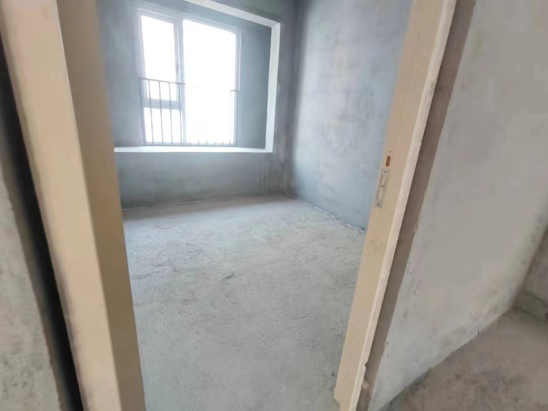 风和日丽.毛坯三房.中间楼层.业主急卖.看房方便