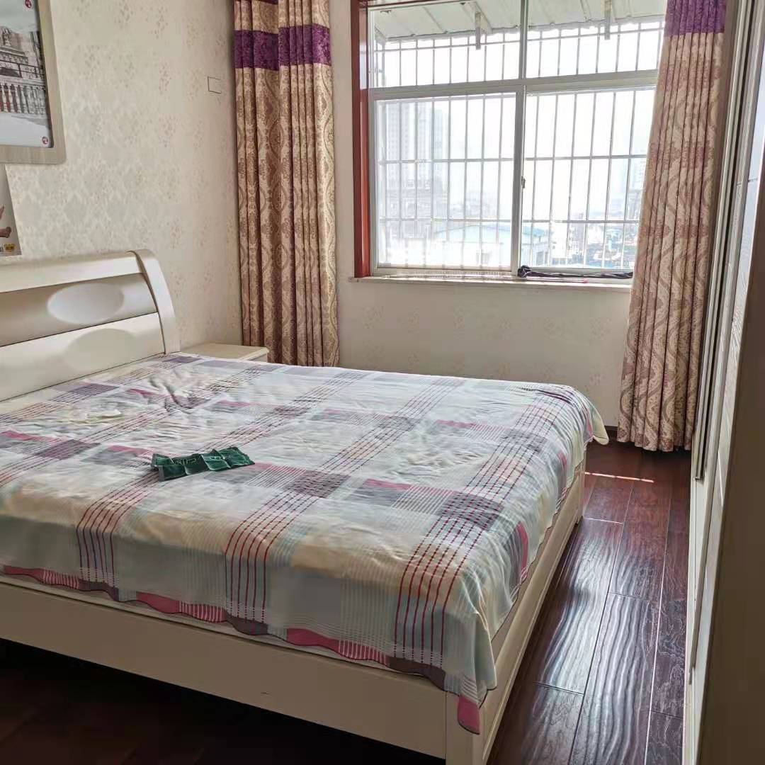 富锦公寓精装三房地理位置优越交通生活方便诚意出售！