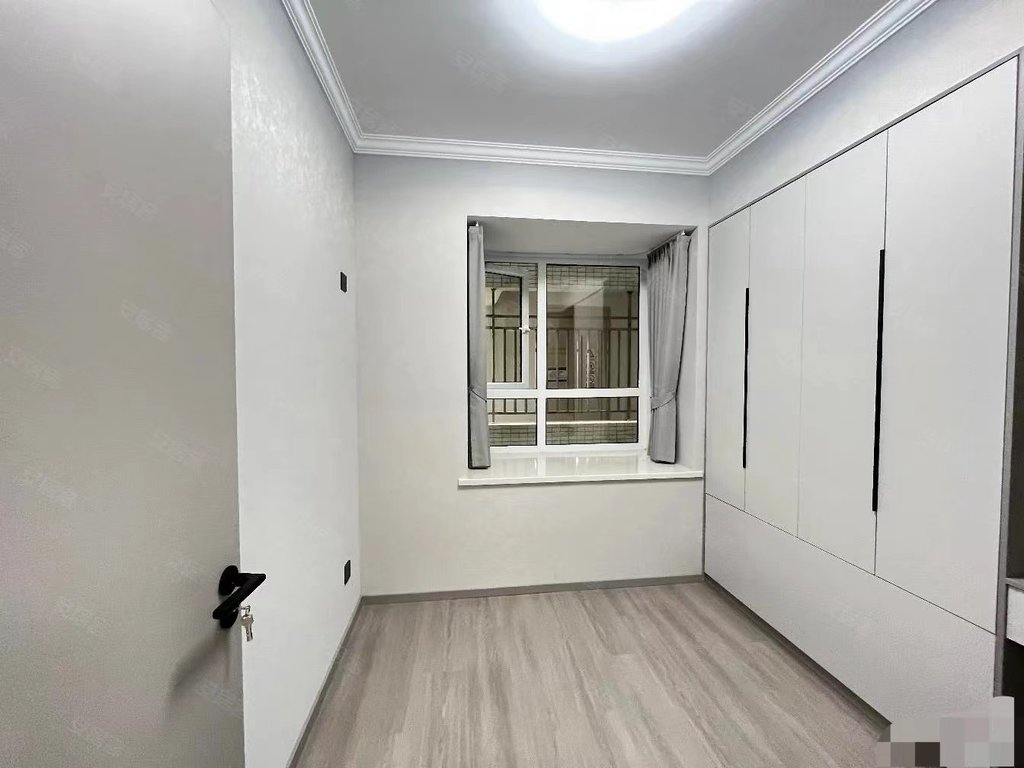 房东急售，沔阳公馆小高层，全新装修，三开间朝南，证件满五，好楼层