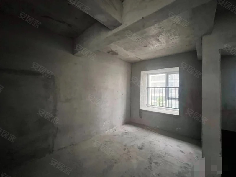 银浮领秀城，楼梯和现浇已弄好，带地下停车位电梯洋房，复式大平层，实际面积300多平，证满二，南北通透双阳台，四开间朝南，