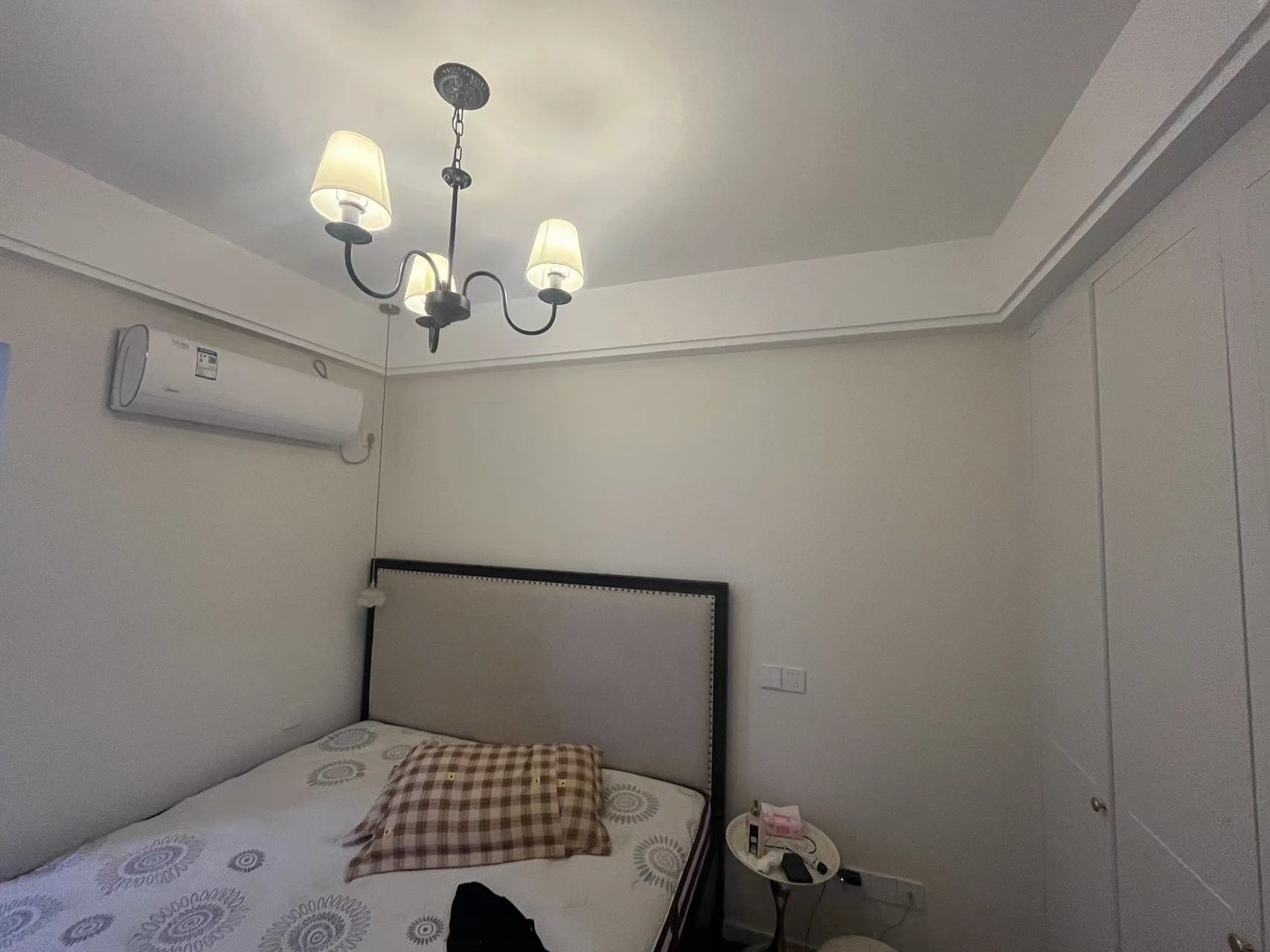 蓝天白云.精装大两房.房子9点成新.看房方便