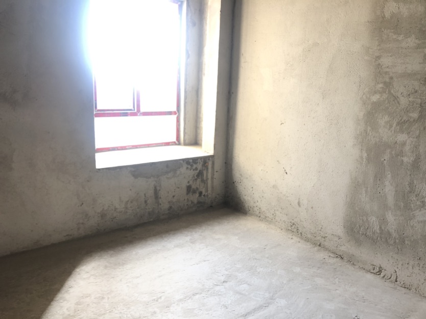 新城花园城南电梯房，交通便利，商圈成熟，房东诚心出售