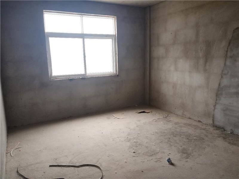 碧桂园旁，城南好房，户型采光好，中间 好楼层，送停车位和一个车库只限全款！