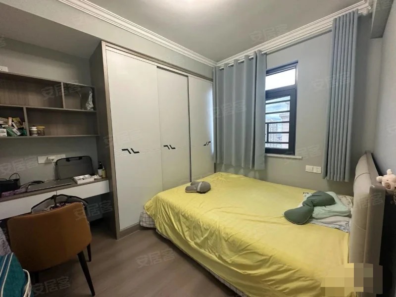 ？亏本出售，沔阳公园旁，清华园，精装3房2卫，成色新，证满二