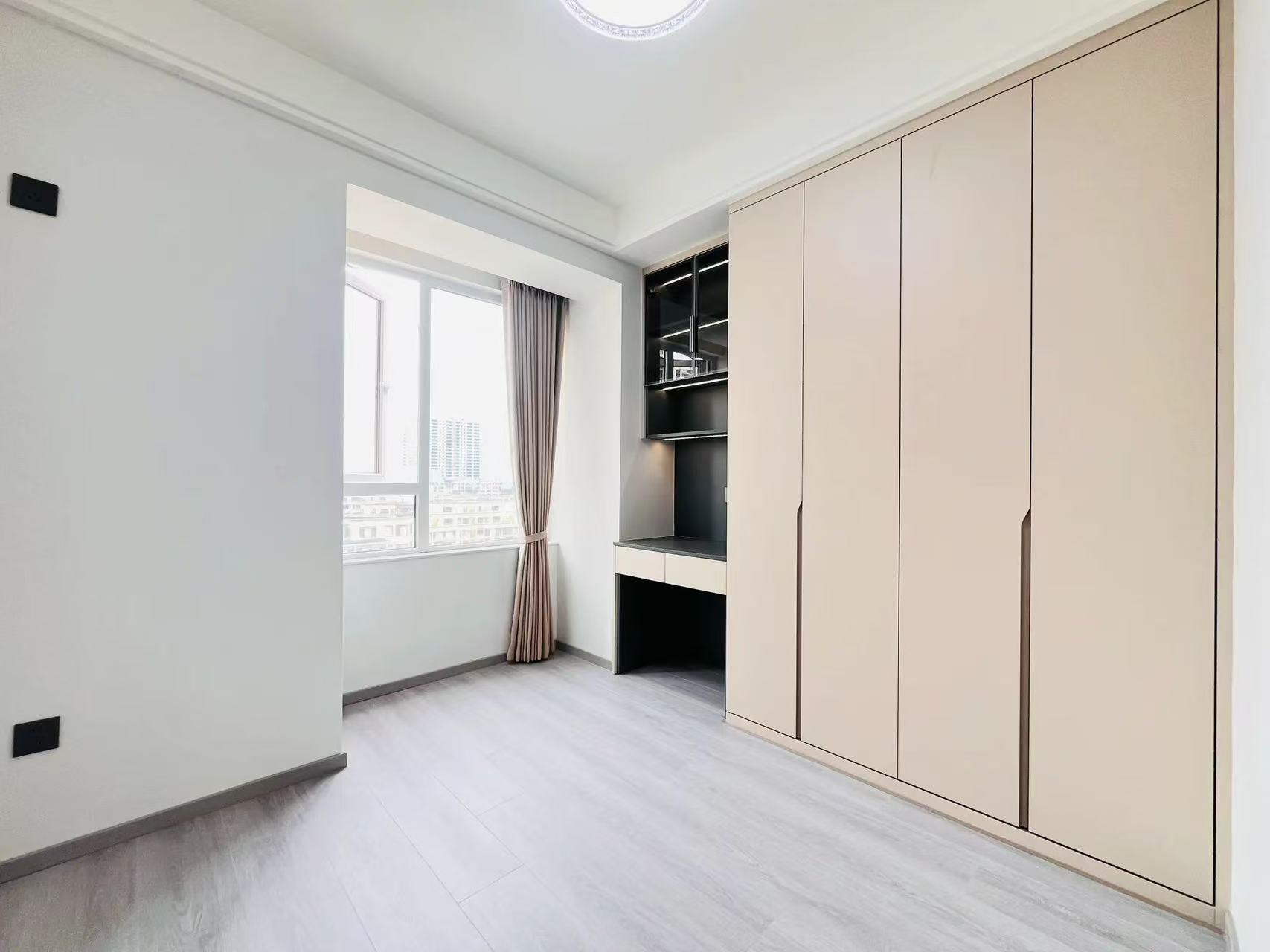 城南，全新装修，精装四房两卫，电梯11楼，南北双阳台，视野好