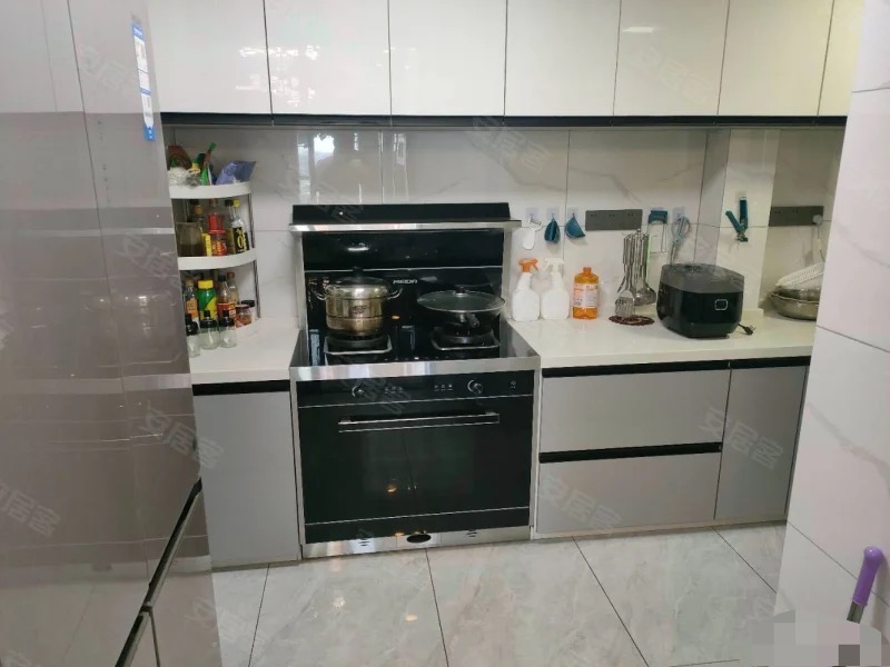 捡漏，御湖世家，精装大三房两卫，9.9成新，好楼层。拎包入住