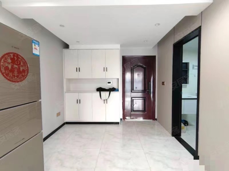 业主急售，沃尔玛，新天地，电梯好楼层，精装两房，9.9成新，家电齐全，拎包入住