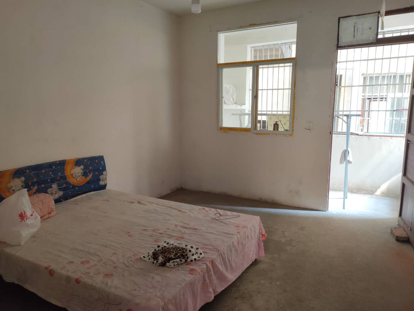 新生街 旁边单位宿舍楼三楼价格优