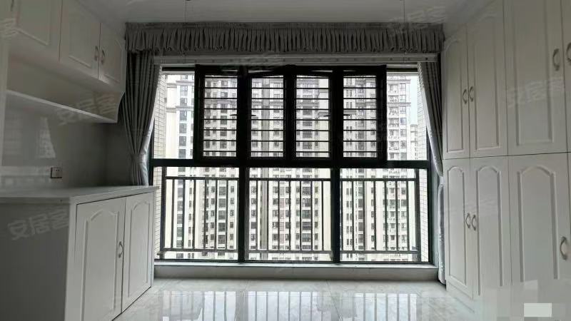 和合国际5期，单价5200，边户，精装三房，诚心出售，证满二