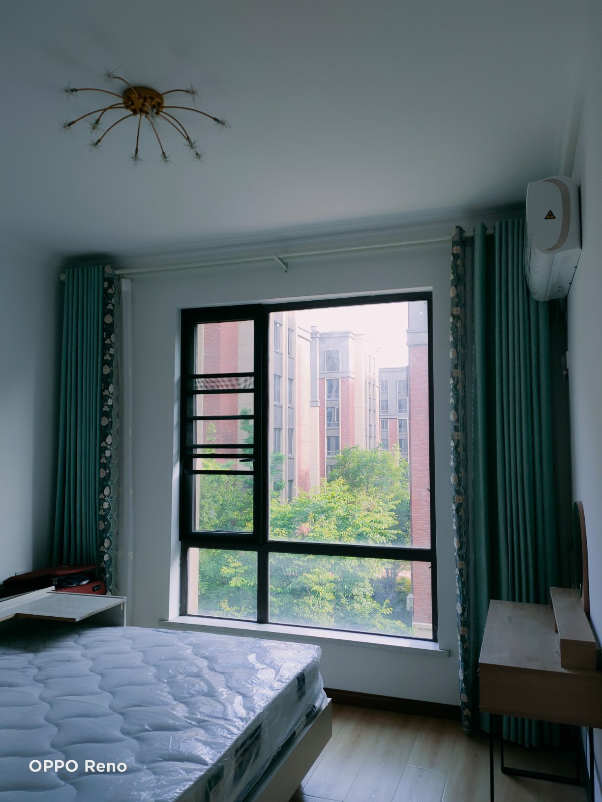 绿地华庭121.8平75万精装修拎包入住