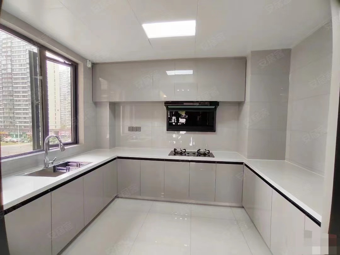 降价了，城南，吾悦广场旁，金台花园，满二​，下楼就是公园学全新精装三房二卫