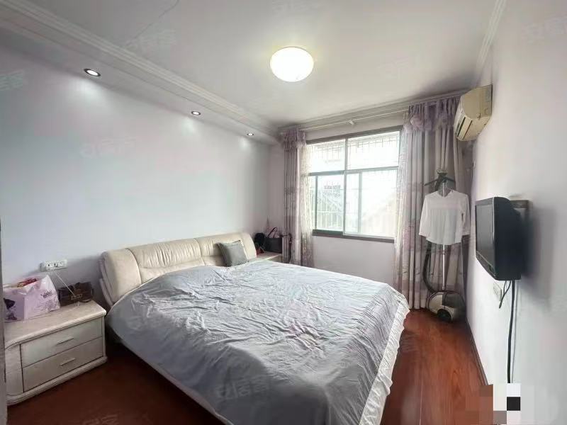 375，商城附近，汽修小区，步梯三楼，房龄新，精装三房，南北通透