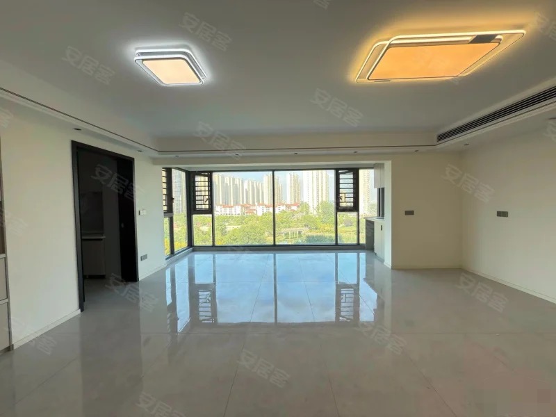 城南，大平层，蓝天白云，精装三房两厅两卫，全新装修，看湖景！带车位！