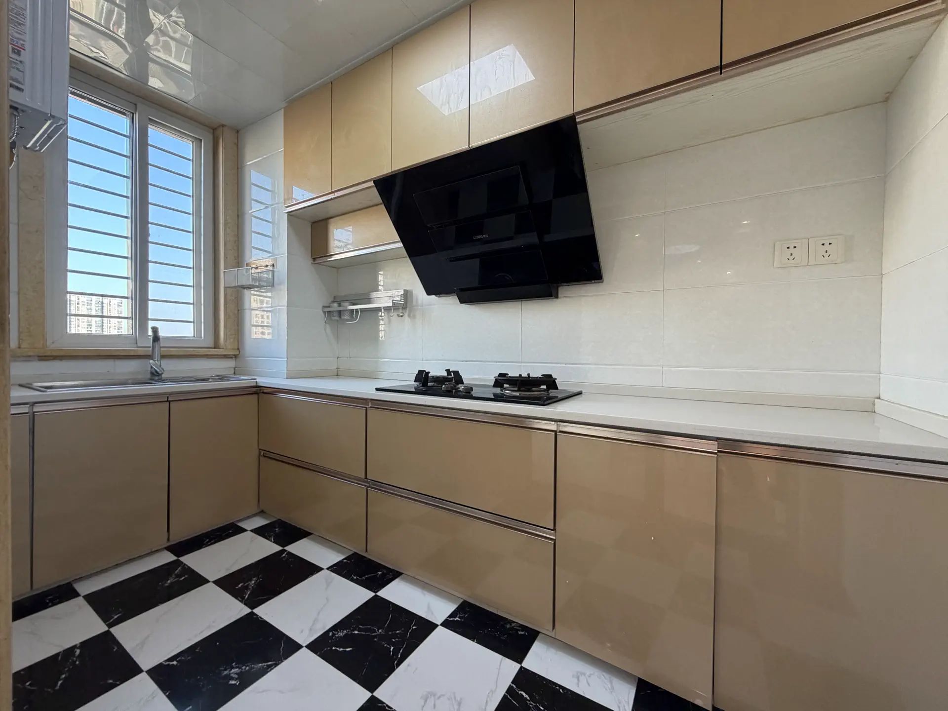 翰林公馆，边户，单价4400，精装三房，双阳台，中间楼层，证满二