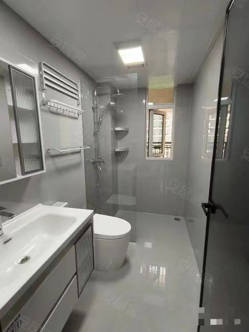 亏本出。风和日丽，全新装修，精装三房，两证齐全，下楼就是实验xiao学和新三中，