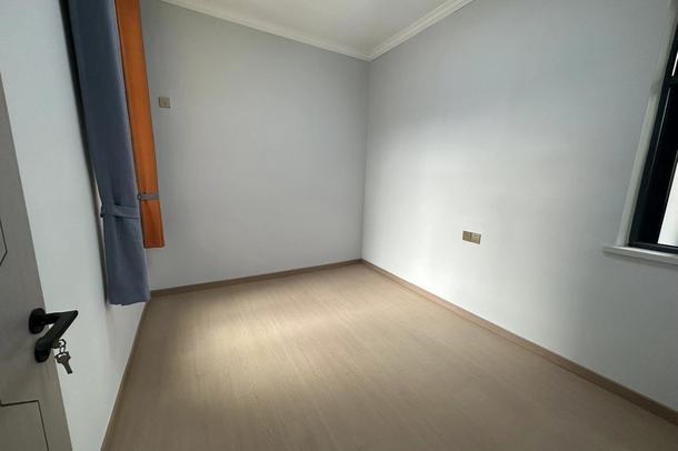 四中旁老一中宿舍全新装修三房有院子能停车，步梯四楼