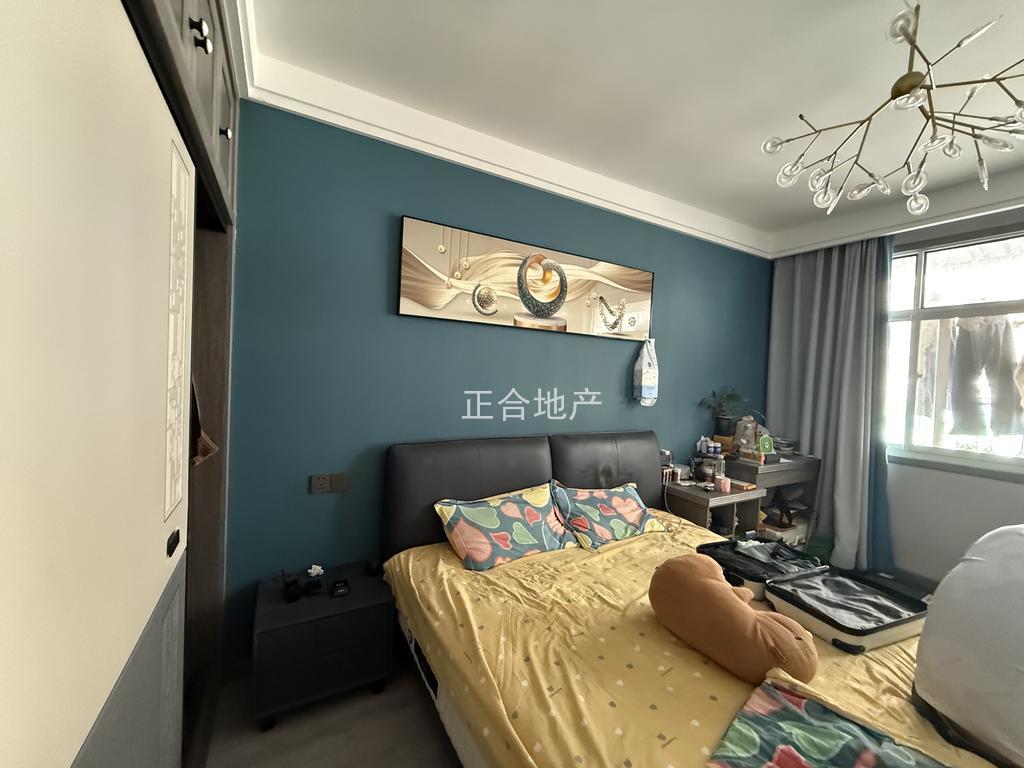 房东急卖，商城附近，交通路，步梯二楼，精装三房，9成新，证满二