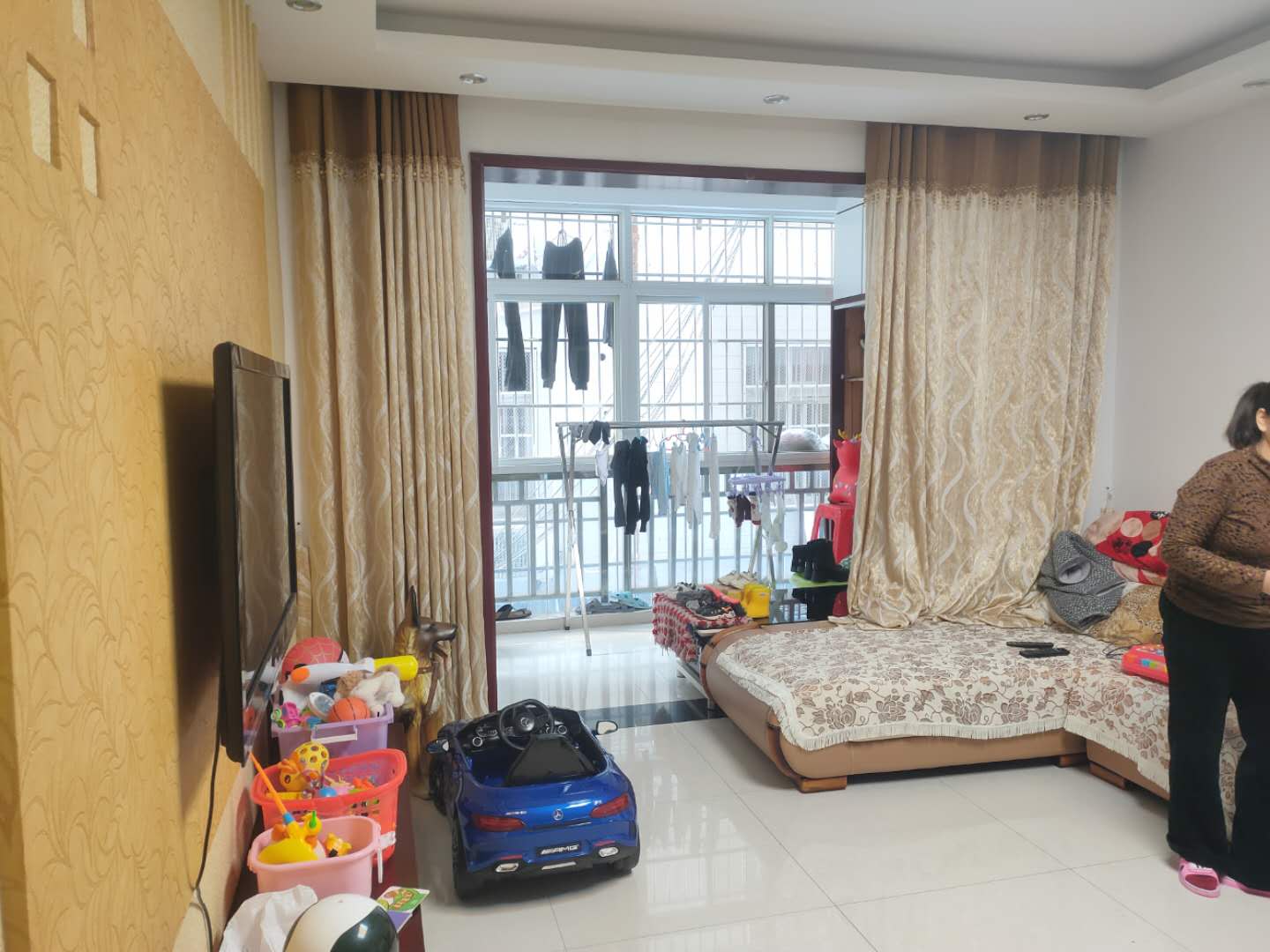 车站旁边世北春花园精装三房全新家电中间楼层业主诚意出