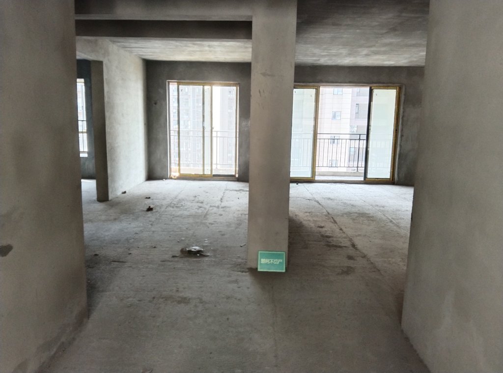 元泰未来城毛坯大平层四房.南北通透双阳台.看房方便