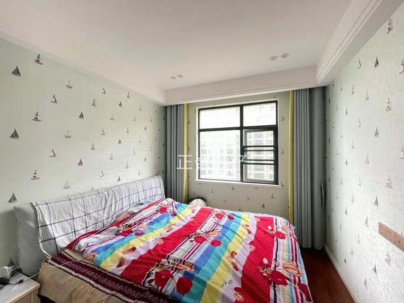 城南新城一号四期湖景房，精装大三房边户，全屋地暖，中央空调，中间好楼层，成色新证满二