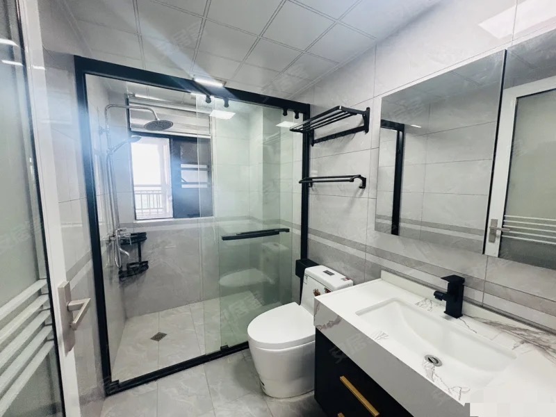 房东降价急售，御湖世家，湖景房，送车位，全新装修3房，品牌装修，证满二