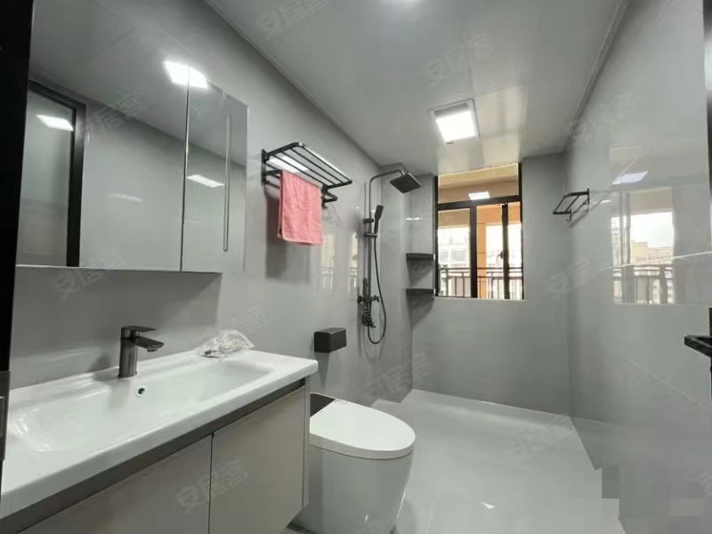 降价了，降价了！！！房东诚心出售！御湖世家，全新装修，好楼层，证满二，