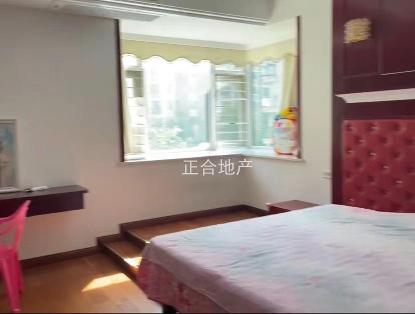 城西中央华府小高层精装大三房，送地下车位，下楼菜场，商圈