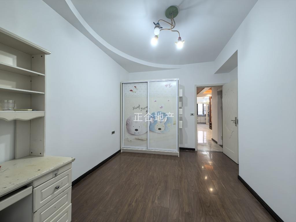 速度捡漏，亏本出售，绿地华庭傲城，电梯洋房，精装四房两卫双阳台，超大阳台，证满二，