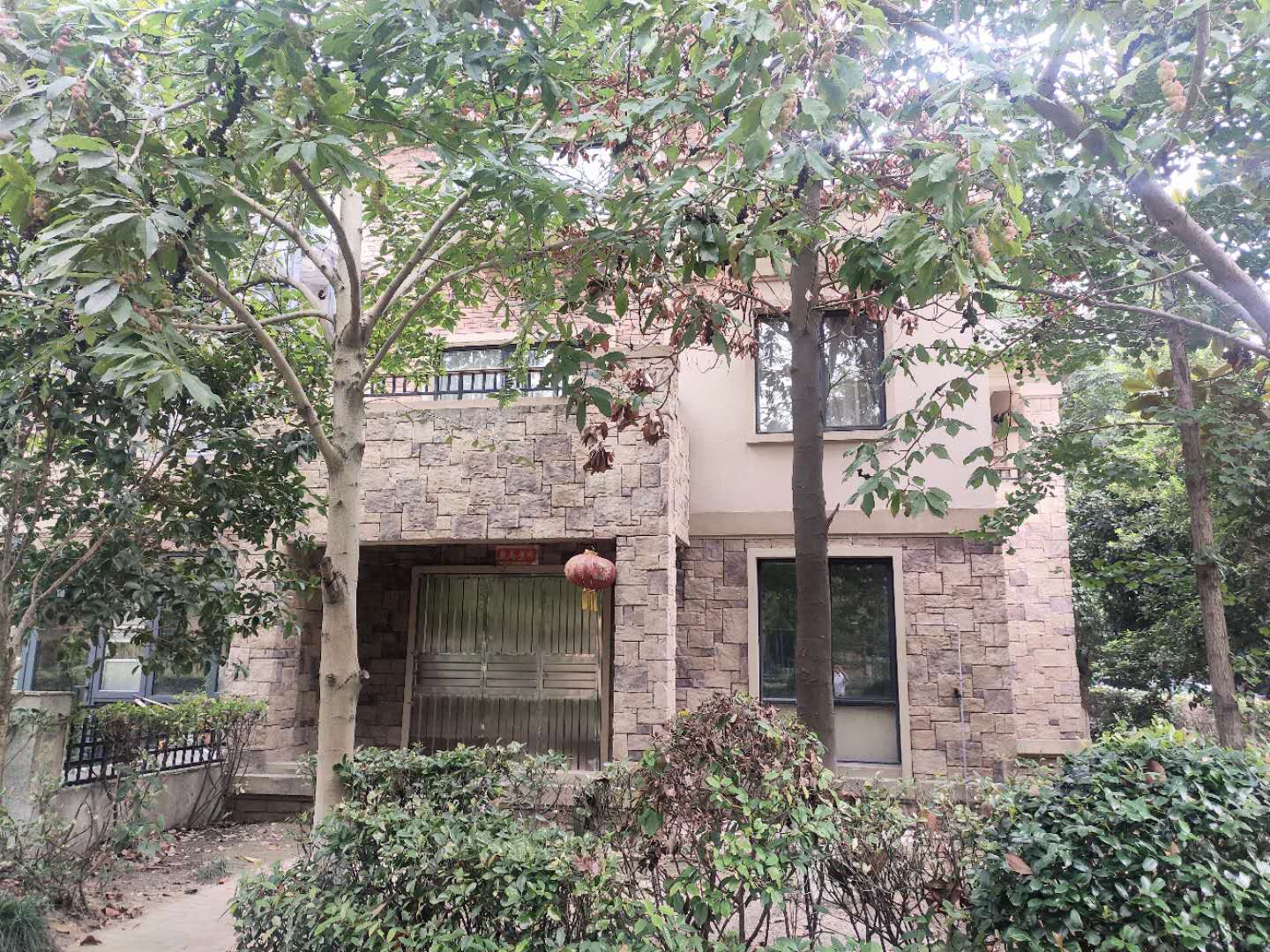 绿地尚城联排别墅边户户型基本属于毛坯买来自己想怎么装修都行业主诚心出售