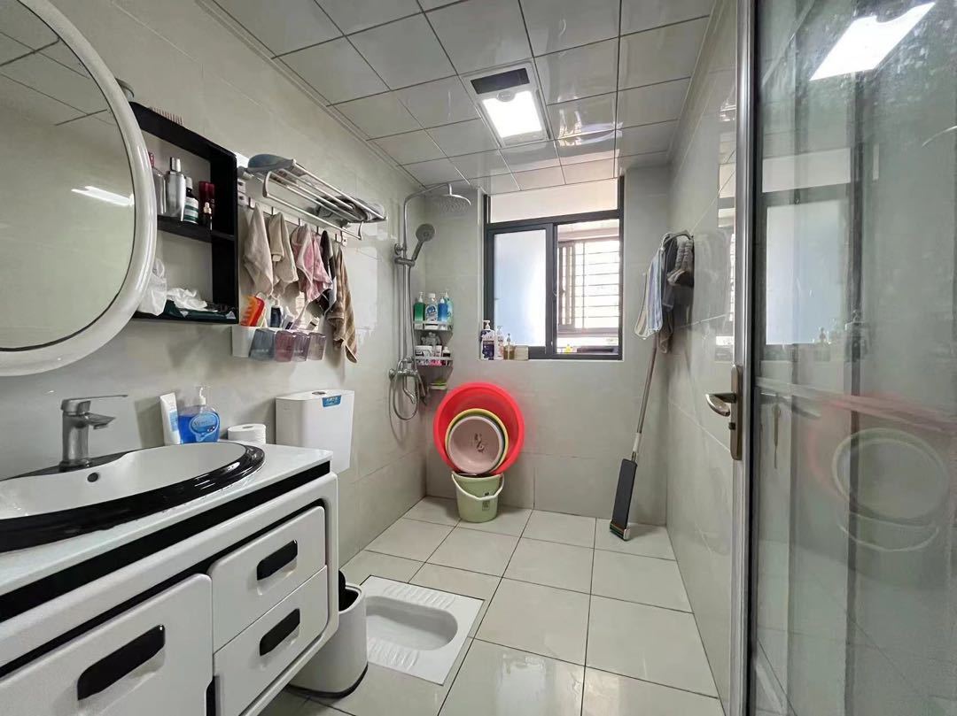 亏本出售，城东，东城国际，电梯好楼层，精装三房两卫，证满二