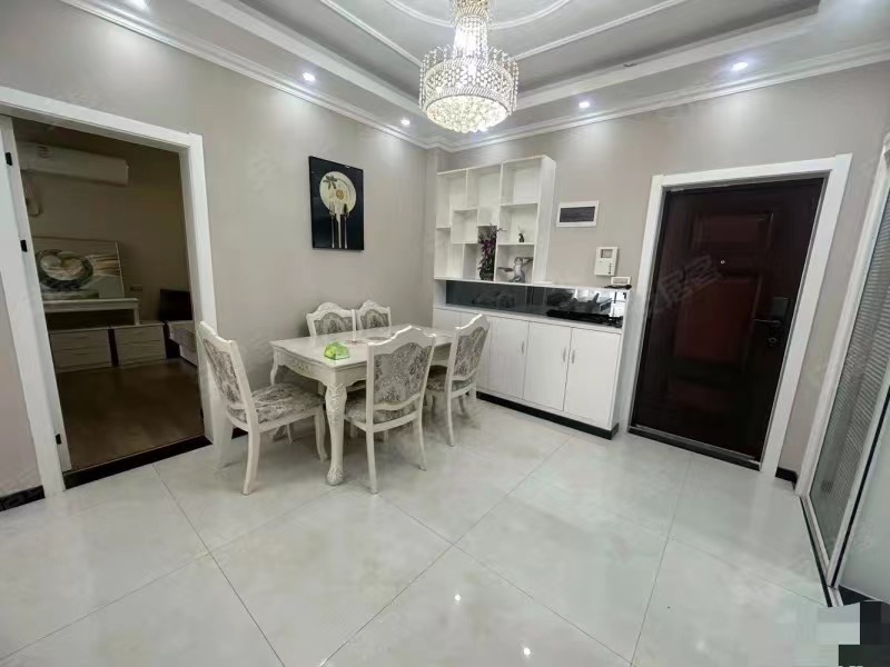 252，仙桃xiao学,中央华府，电梯小高层8楼，好楼层，精装两房，满二，成新色