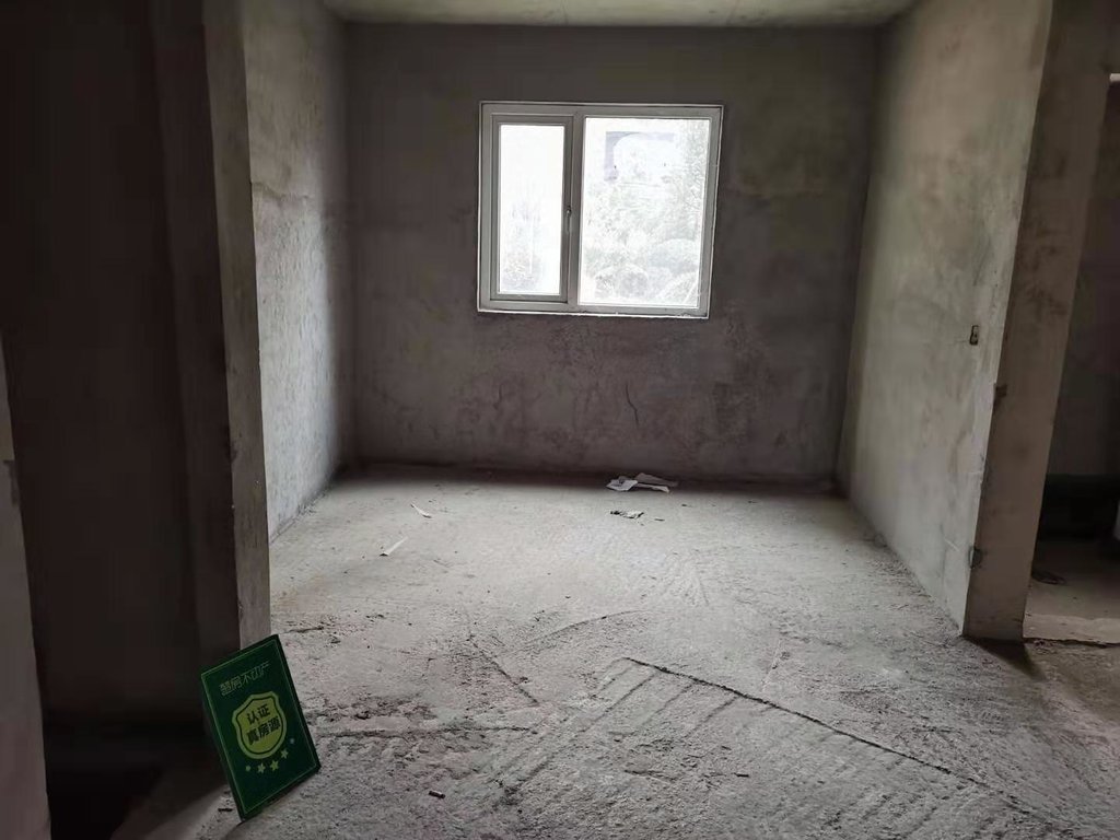 满庭春毛坯一楼三室两卫带院子看房方便房东诚意出售